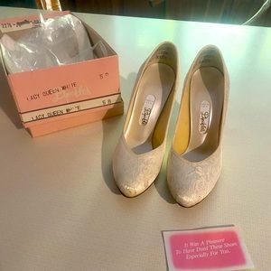 Vintage, like-new in box, Dyeables, size 5B, Lacy Queen White Wedding Heels